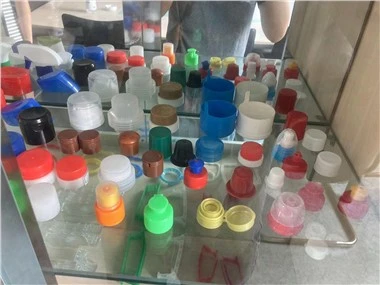 Stroj za brizganje plastičnih čepova za boce s vodom